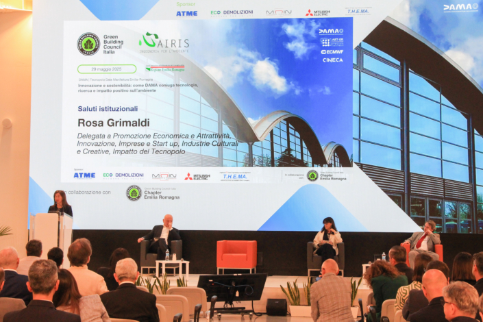 Atme al fianco dell’innovazione sostenibile Il 29 maggio 2025, Atme ha preso parte come sponsor all’evento DAMA Tecnopolo di Bologna, organizzato da GBC Italia, Airis srl, ECMWF, Cineca e col patrocinio della Regione Emilia Romagna, in occasione del conseguimento della prestigiosa certificazione LEED® Platinum v4 BD+C. Un progetto europeo d’eccellenza che integra innovazione tecnologica, sostenibilità energetica e rigenerazione urbana. Scopri come Atme contribuisce allo sviluppo di infrastrutture digitali sostenibili. Leggi l'articolo completo ›]
